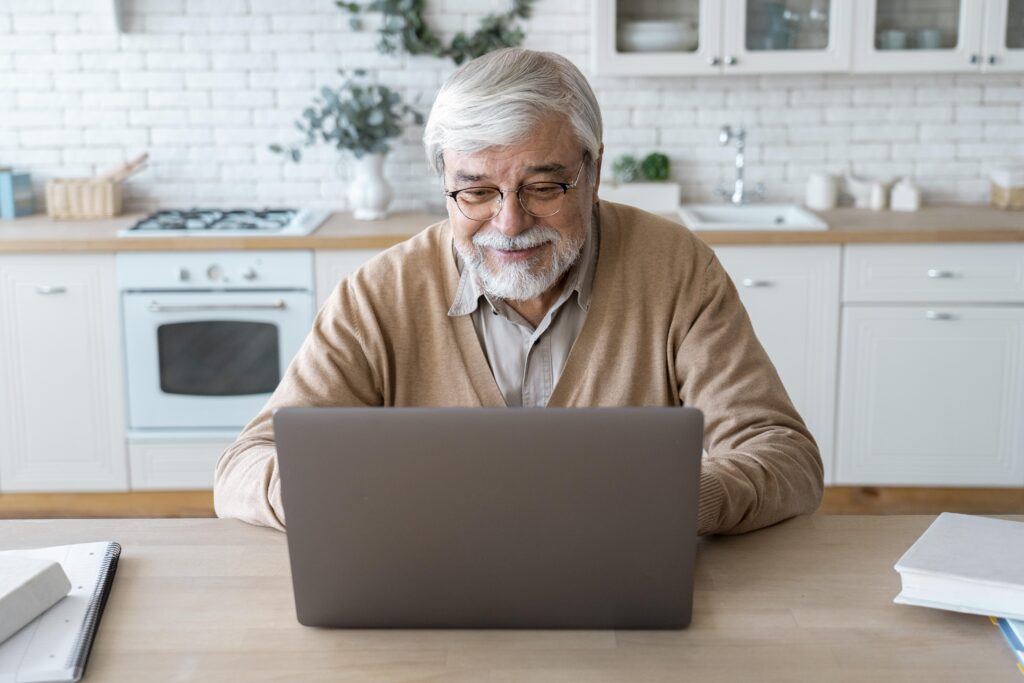 de-cerca-una-persona-mayor-mientras-aprende