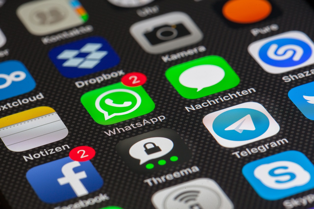 Samar: «Las redes sociales tienen una lógica comercial de tenernos conectados para consumir»